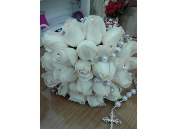 Buquês de Noiva: Buquês de noiva Especias: Buquê de rosas brancas com  belíssimo Terço | Floricultura Muriel - (11) 4666-3069
